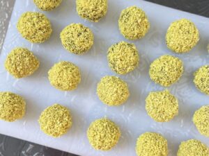 Ананасовые конфетки-бомбочки