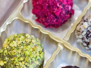 Клубничные конфетки-бомбочки