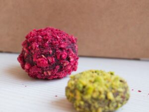 Клубничные конфетки-бомбочки