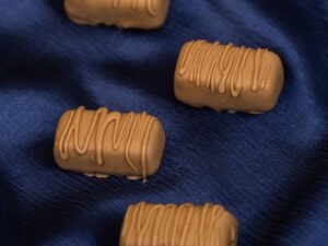 Сникерс с миндальной карамелью