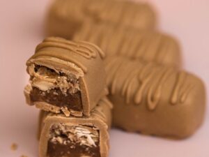 Сникерс с миндальной карамелью