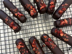 Клубничные батончики с шоколадным трюфелем  и маслом розового перца
