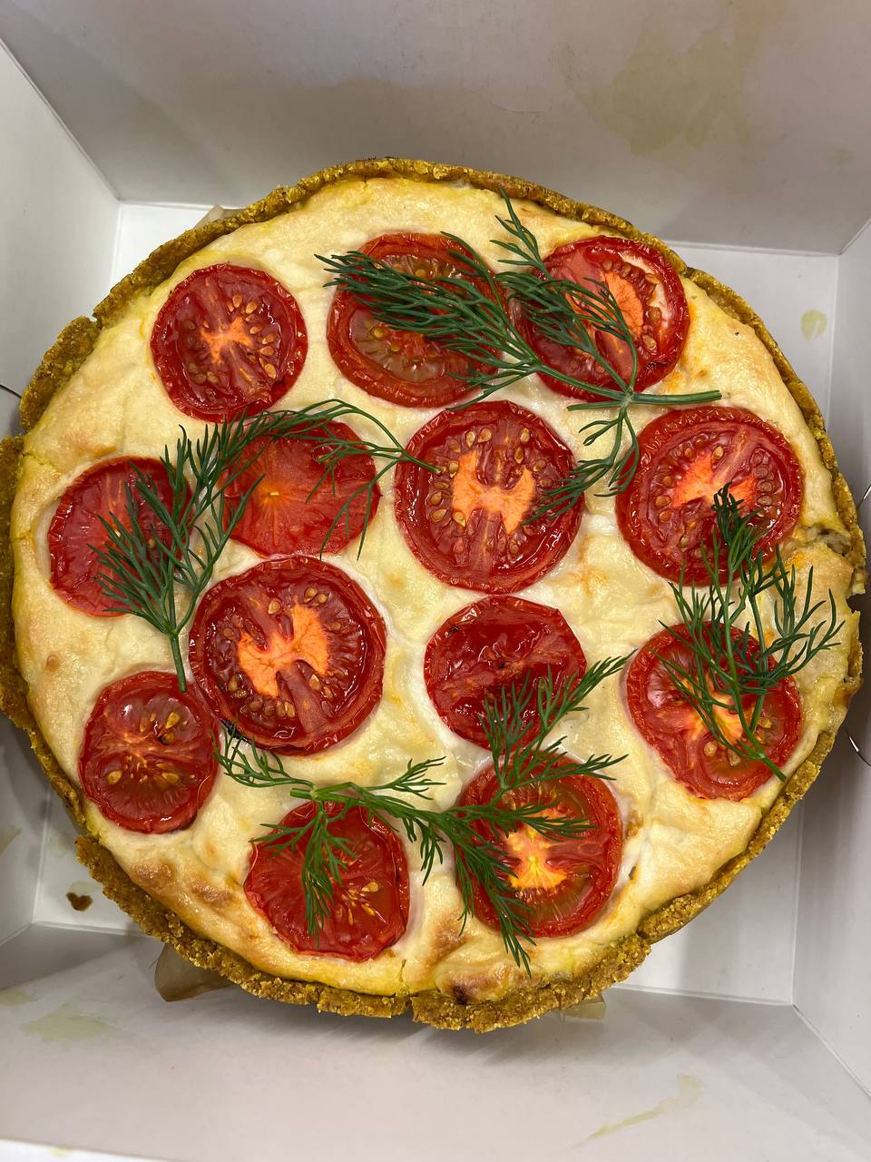 Веганский киш с овощами и сырным соусом