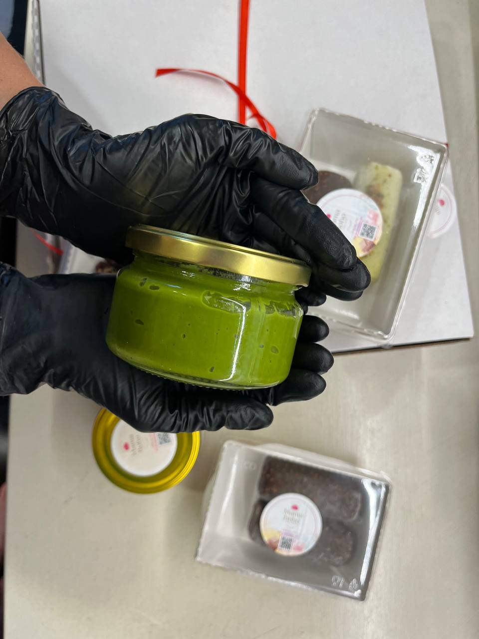 Зеленый соус из рукколы и авокадо